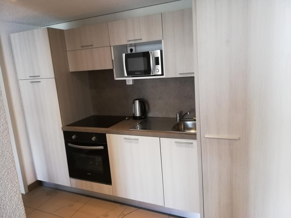 Coffee/tea facilities, Kitchen or kitchenette, dishwasher, microwave, oven, stove
