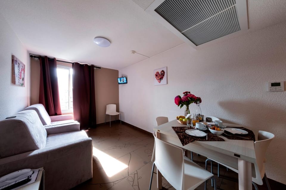 TV and multimedia, Living room, Seating area, Dining area