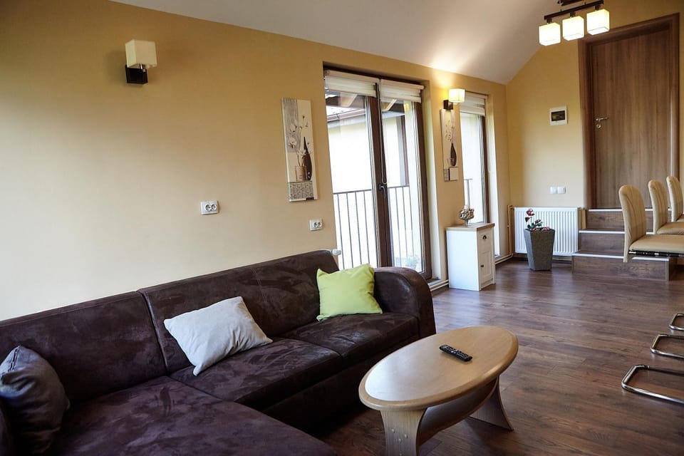Spring, Day, Living room, Seating area