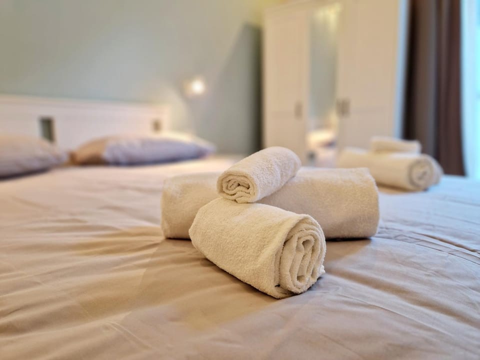 Bed, Photo of the whole room, Bedroom, towels