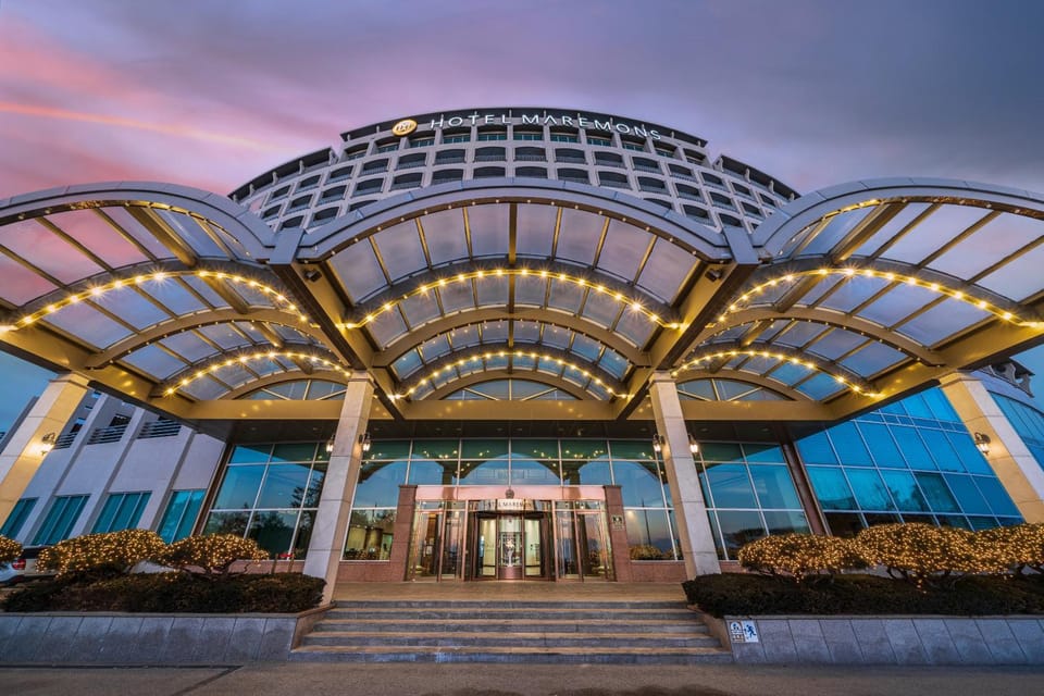 Property building, Facade/entrance, Lobby or reception, Area and facilities