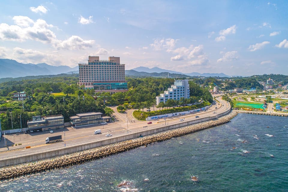 Property building, Facade/entrance, Natural landscape, Bird's eye view, View (from property/room), Mountain view, Sea view