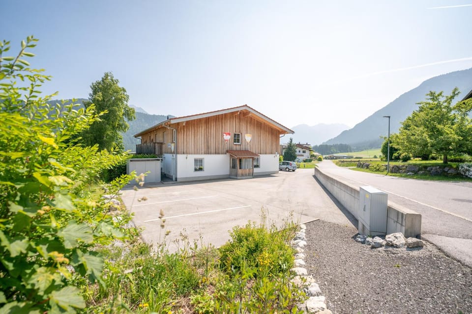 Property building, Communal lounge/ TV room, Spring, Day, Neighbourhood, Natural landscape, Evening entertainment, Mountain view, Street view