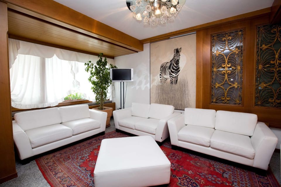 Day, Living room