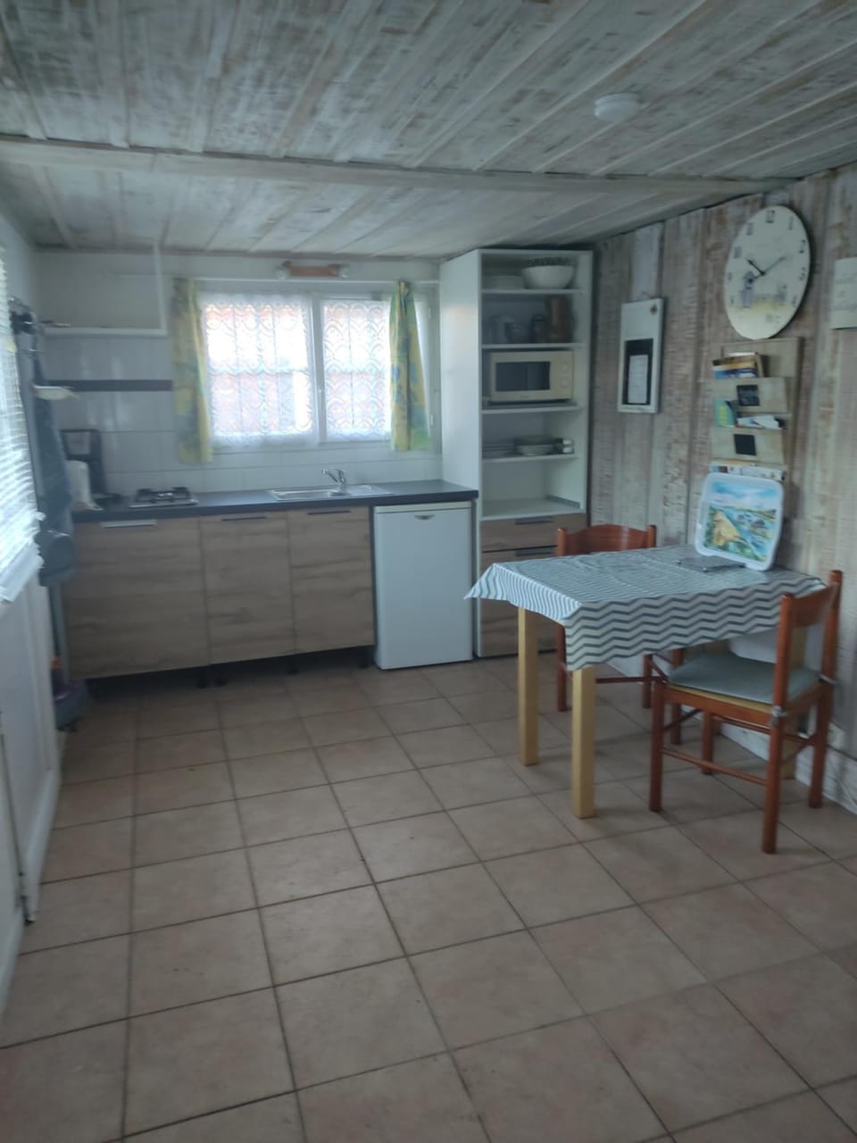 Kitchen or kitchenette, Dining area, stove