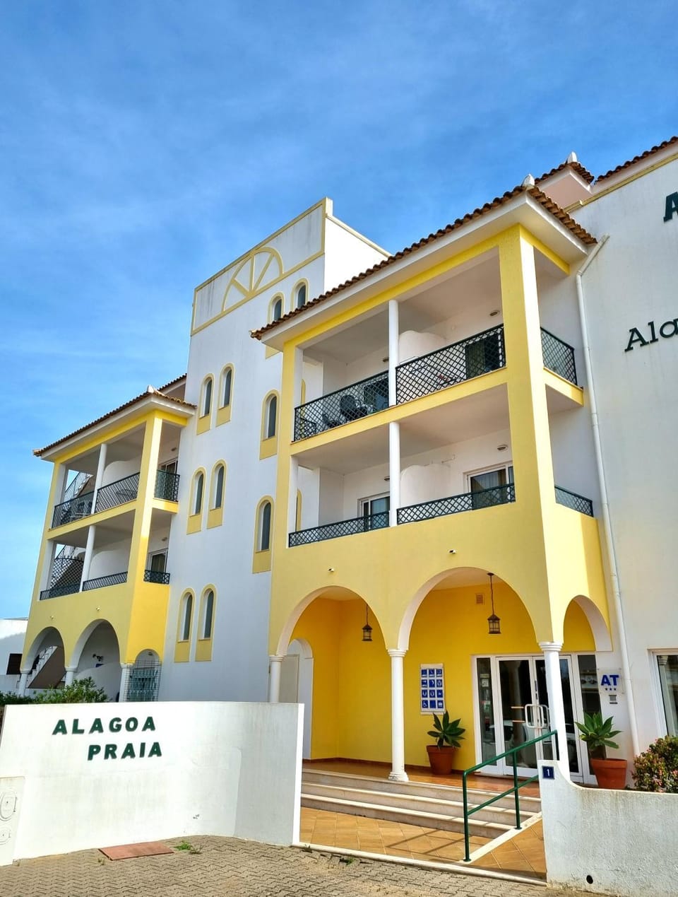 Facade/entrance