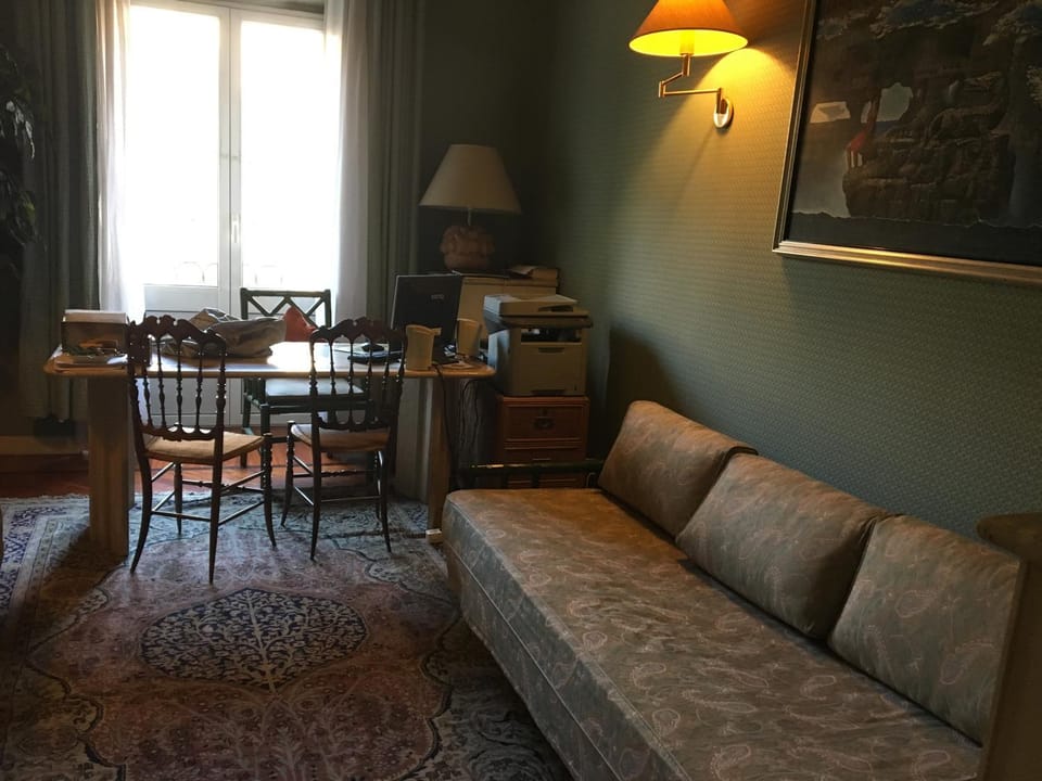 Bed, Seating area