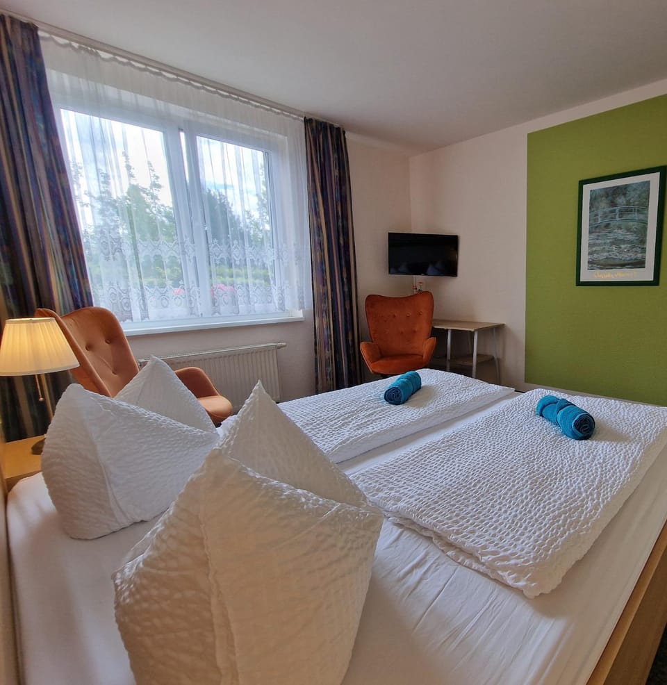 Bed, TV and multimedia, Bedroom, towels