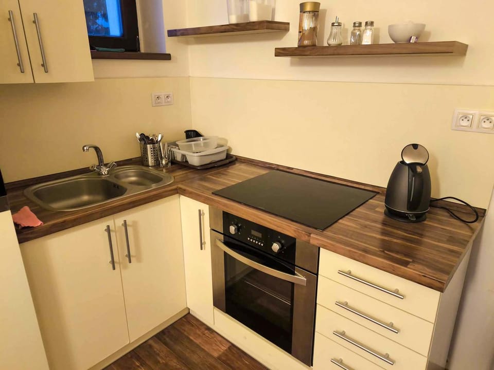 Kitchen or kitchenette, pet friendly, stove