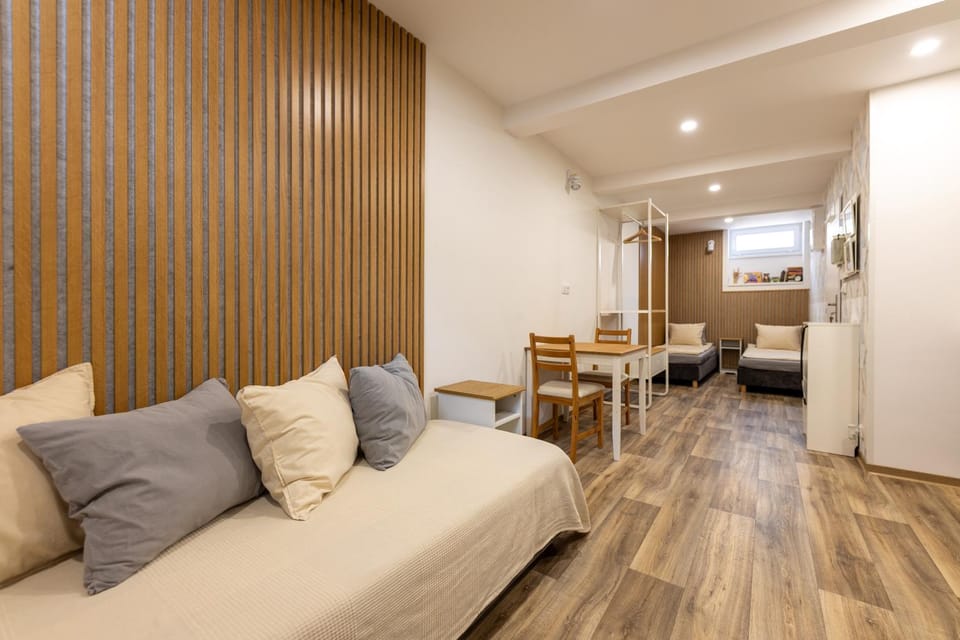 Bed, Photo of the whole room, Seating area