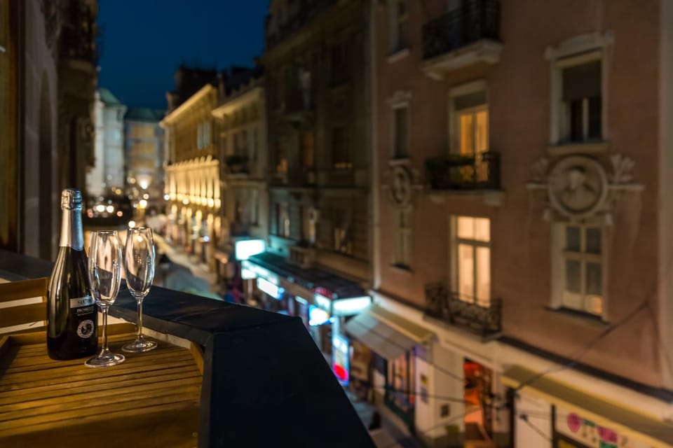 Neighbourhood, Balcony/Terrace