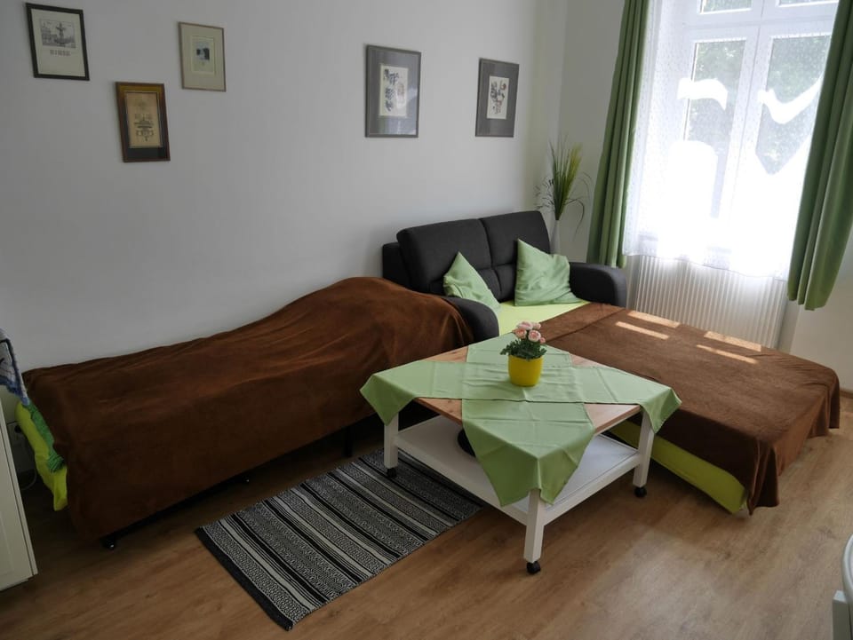 Bed, Living room