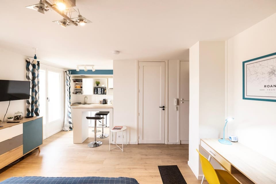 Bed, TV and multimedia, Kitchen or kitchenette, Living room, Photo of the whole room, Seating area, Dining area, Bedroom, minibar