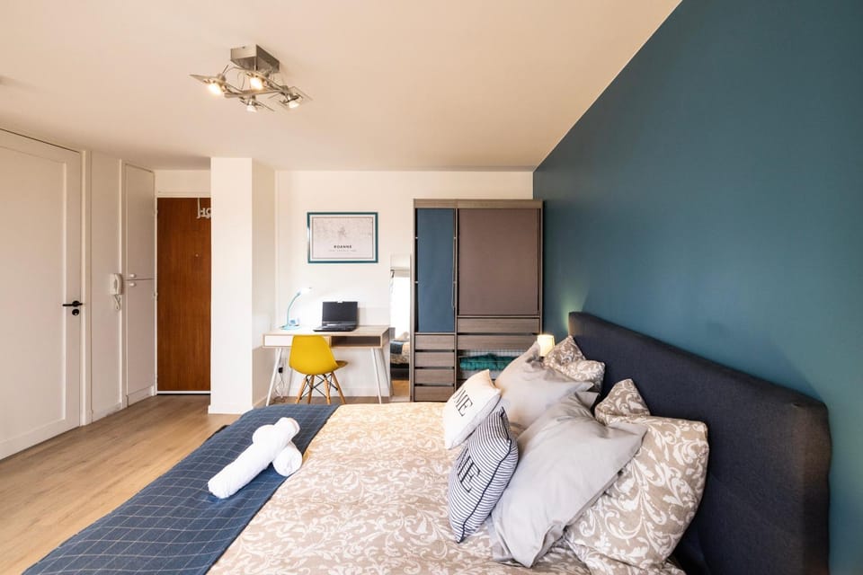 Bed, Photo of the whole room, Seating area, Bedroom, towels, wardrobe