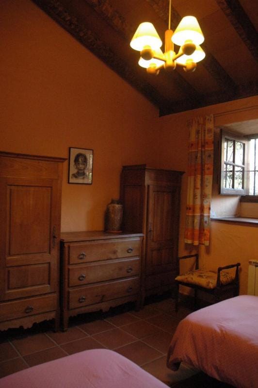 Photo of the whole room, Decorative detail