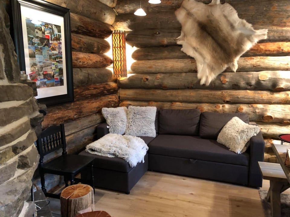 Bed, Seating area