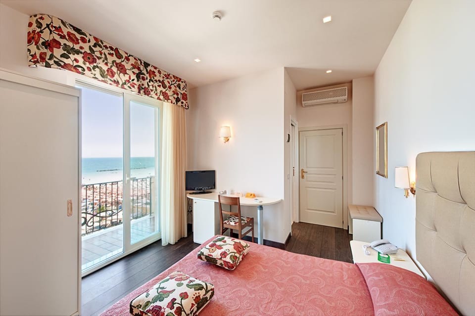 Photo of the whole room, Bedroom, Sea view