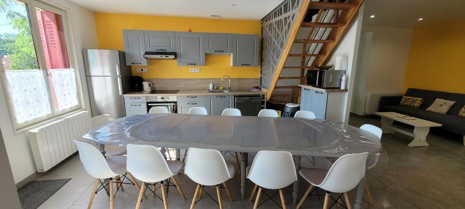 Kitchen or kitchenette, Living room, Seating area, Dining area, minibar, pet friendly, stove