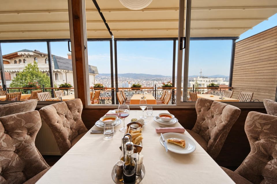Restaurant/places to eat, Natural landscape, View (from property/room), Balcony/Terrace, Food and drinks, Seating area, Dining area, Food, Mountain view, Lunch, Dinner, Drinks