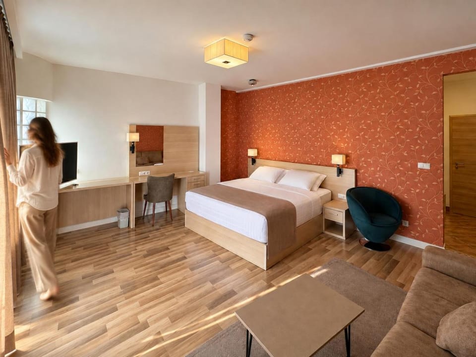 Bed, TV and multimedia, Photo of the whole room, Seating area, Bedroom