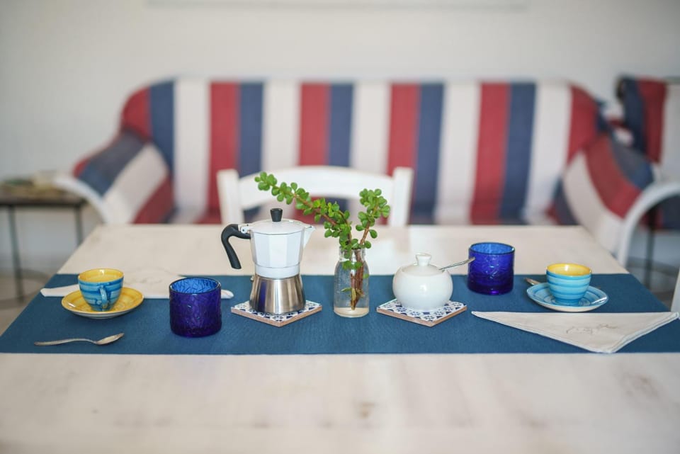 Coffee/tea facilities, Decorative detail