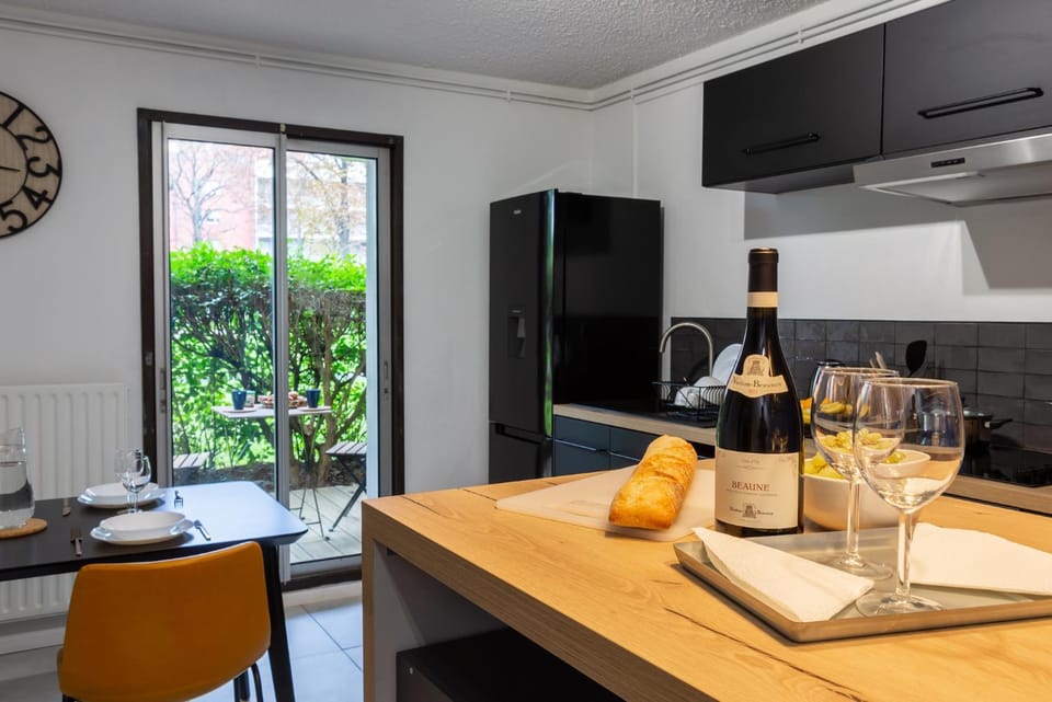 Kitchen or kitchenette, Dining area