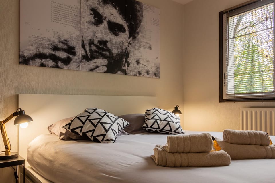 Bed, Photo of the whole room, Bedroom, towels