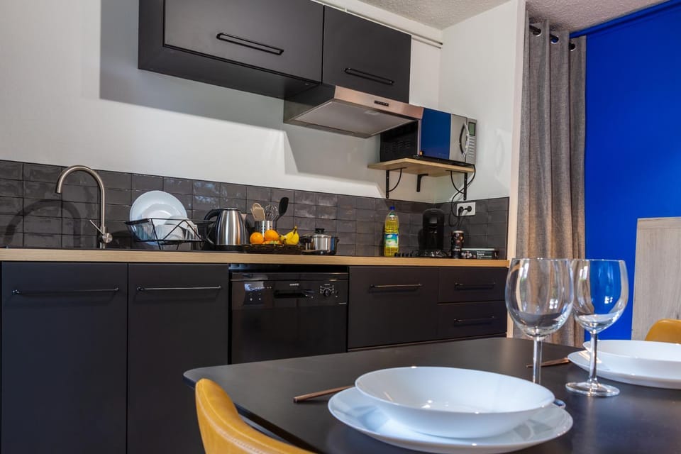Kitchen or kitchenette, Dining area, dishwasher, minibar, stove, washing machine