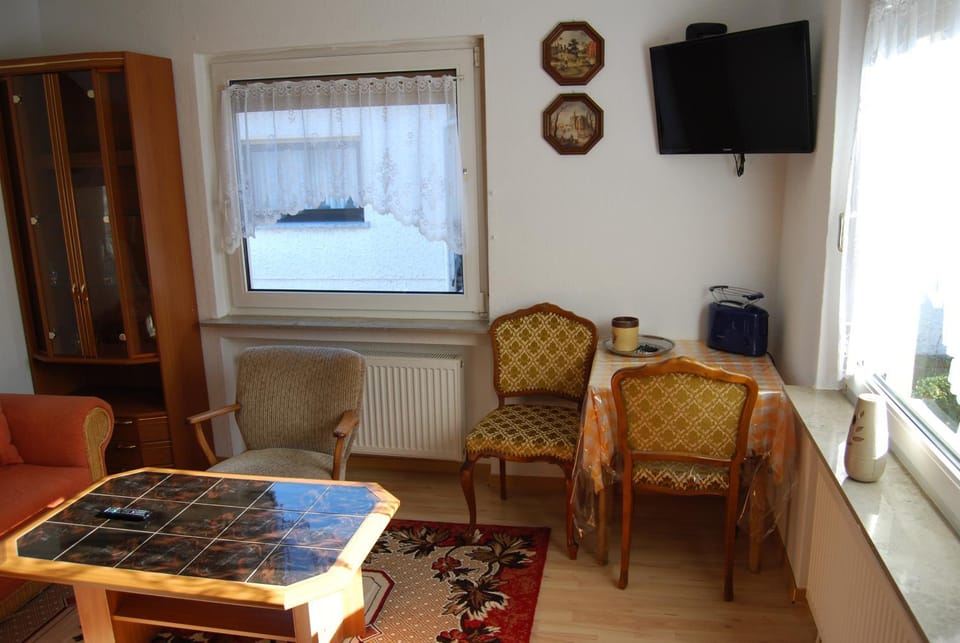 TV and multimedia, Living room, Photo of the whole room, Seating area, Dining area