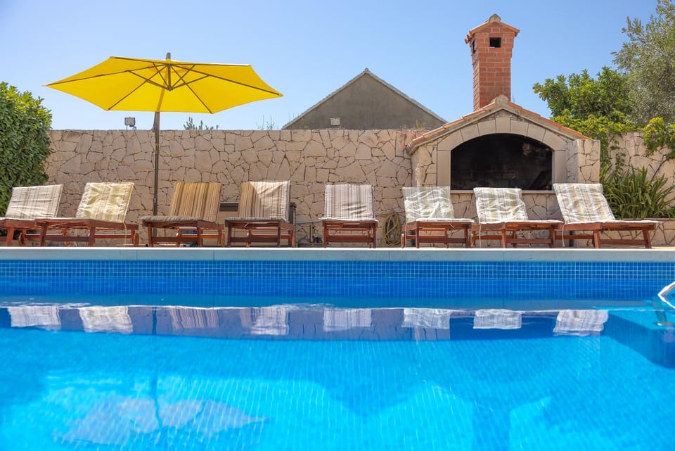 Apartments Bezmalinović 2 Apartment in Bol