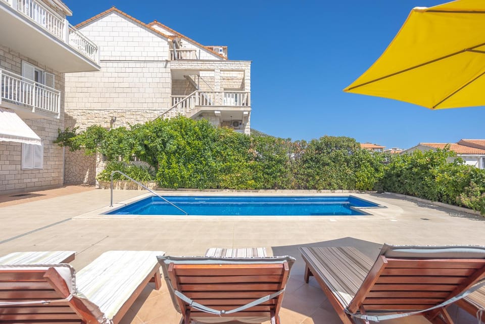 Apartments Bezmalinović 2 Apartment in Bol