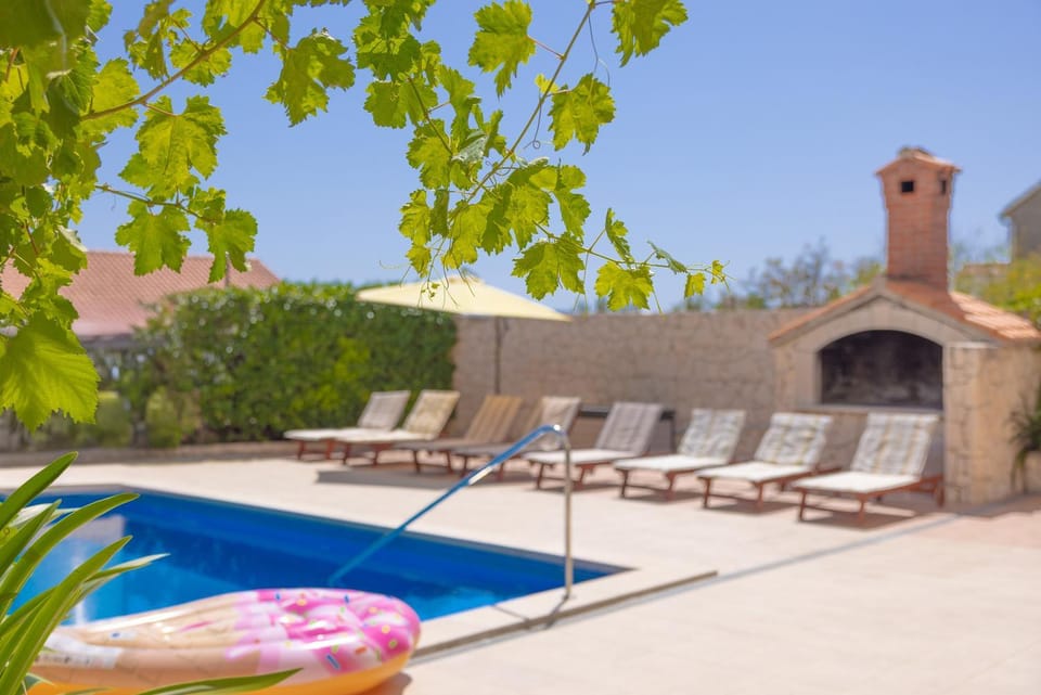 Apartments Bezmalinović 2 Apartment in Bol