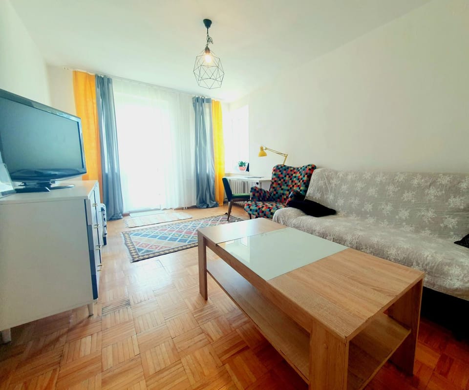 Yellow Apartment oposite ZOO (5 minutes walk to the Old Town) Apartment in Greater Poland Voivodeship
