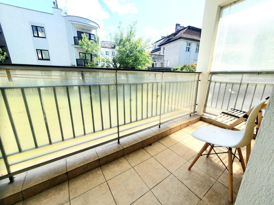Yellow Apartment oposite ZOO (5 minutes walk to the Old Town) Apartment in Greater Poland Voivodeship
