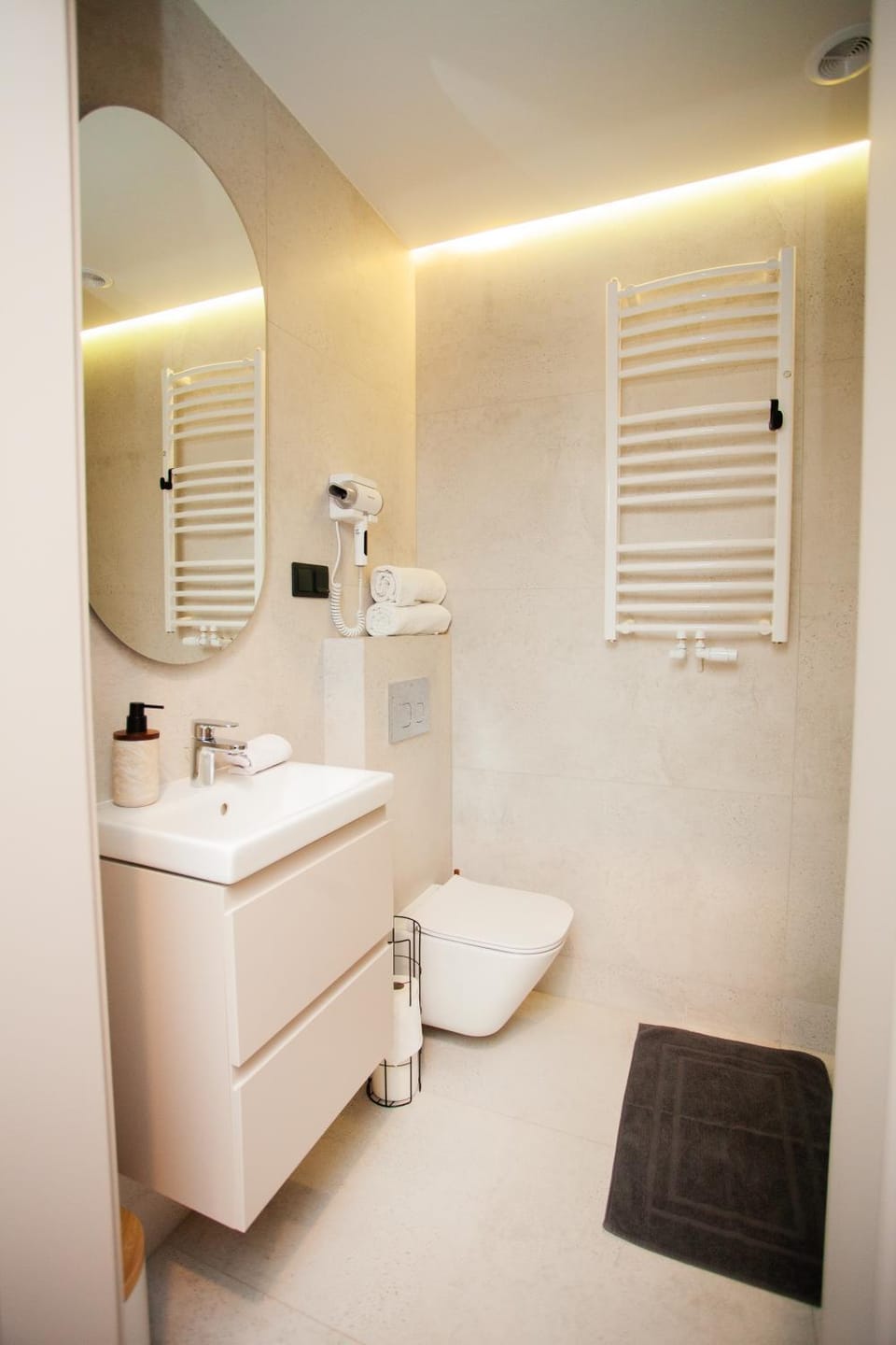 Toilet, Bathroom, towels