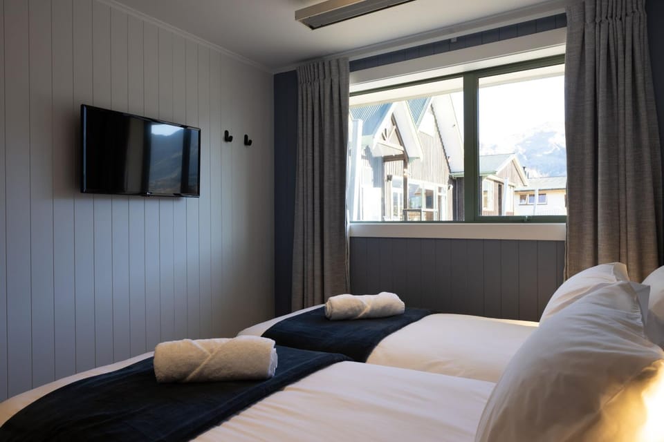 Bed, TV and multimedia, Bedroom