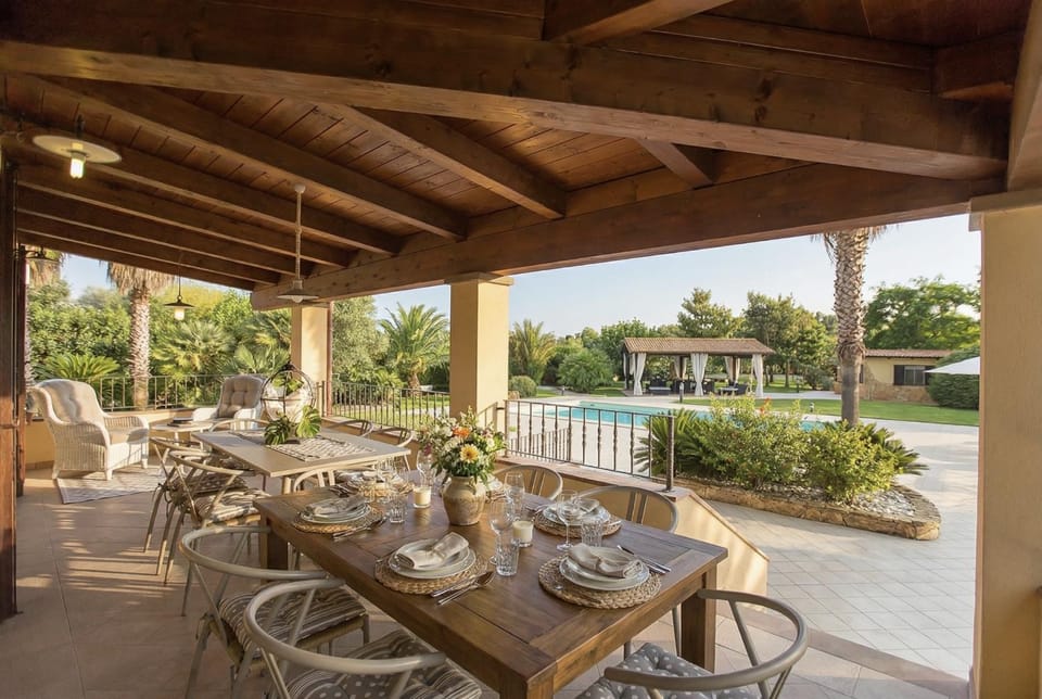 Property building, Balcony/Terrace, Balcony/Terrace