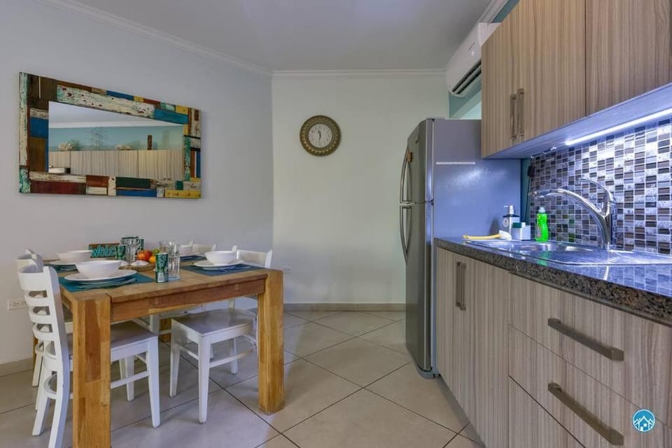 Kitchen or kitchenette, Dining area, stove