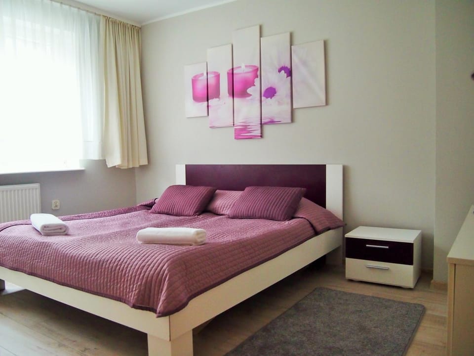 Bed, Photo of the whole room, towels