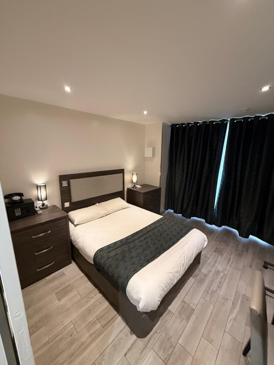 Photo of the whole room, Bedroom
