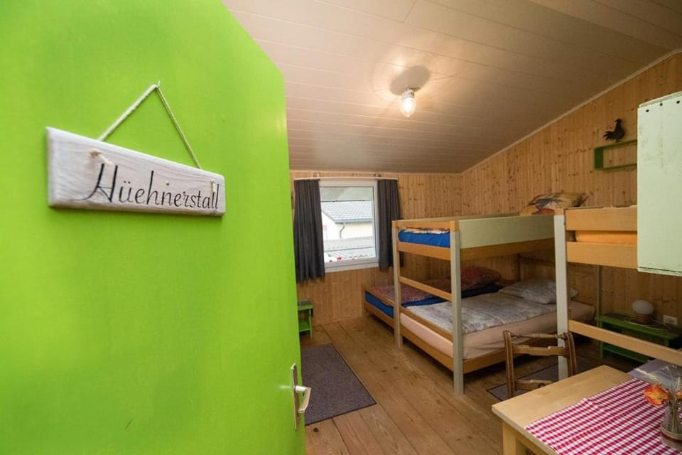 Photo of the whole room, Decorative detail, bunk bed
