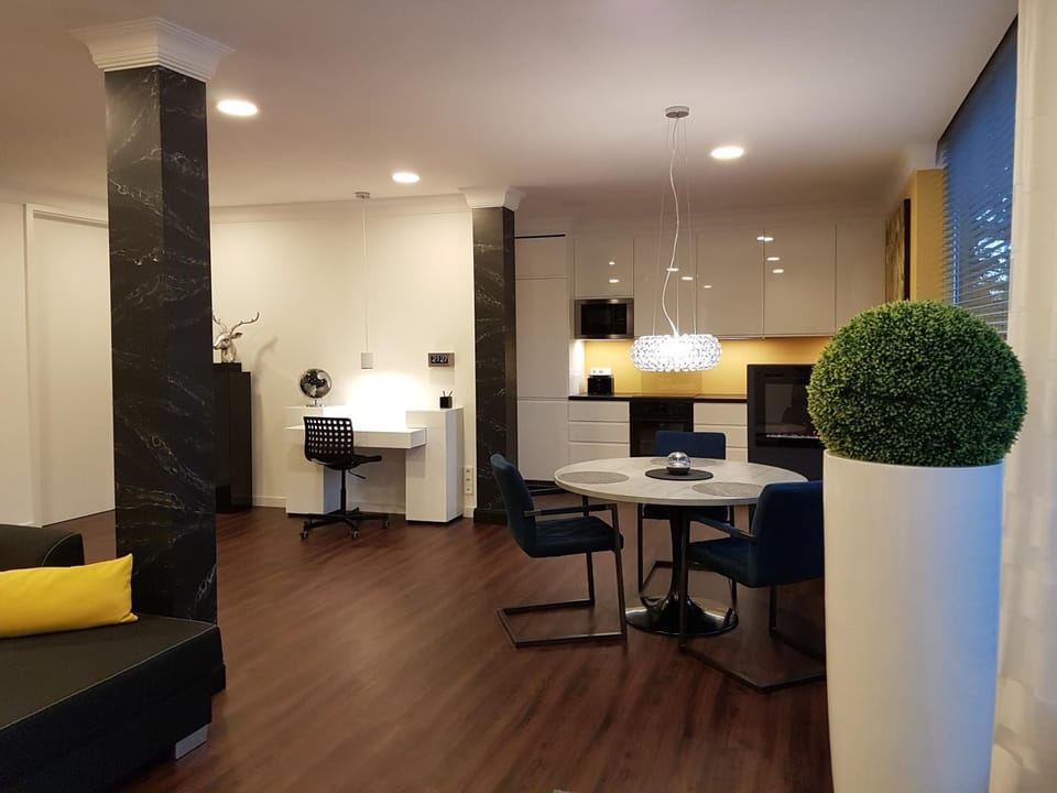 Kitchen or kitchenette, Dining area
