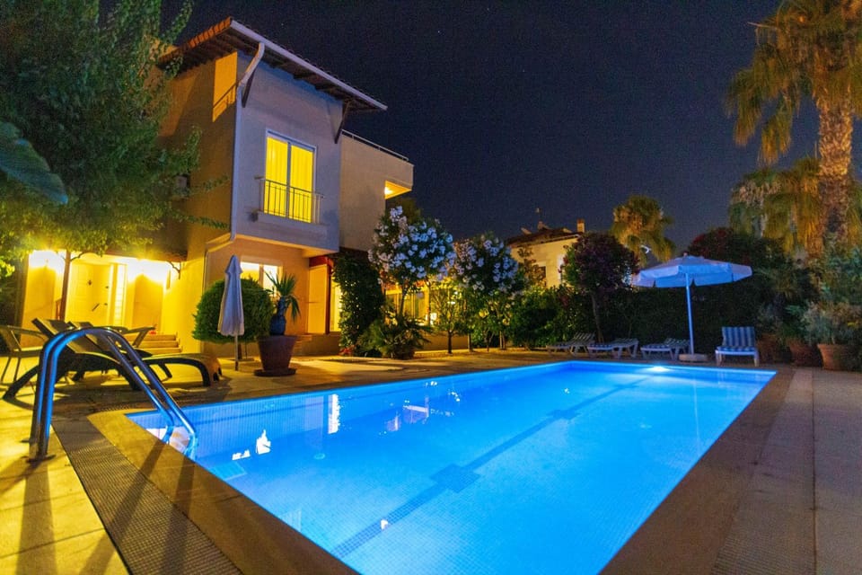 Property building, Patio, Night, Garden, Garden view, Pool view, Swimming pool, Swimming pool, sunbed