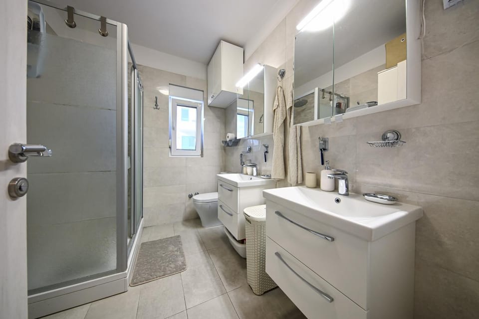 Shower, Toilet, Bathroom, towels