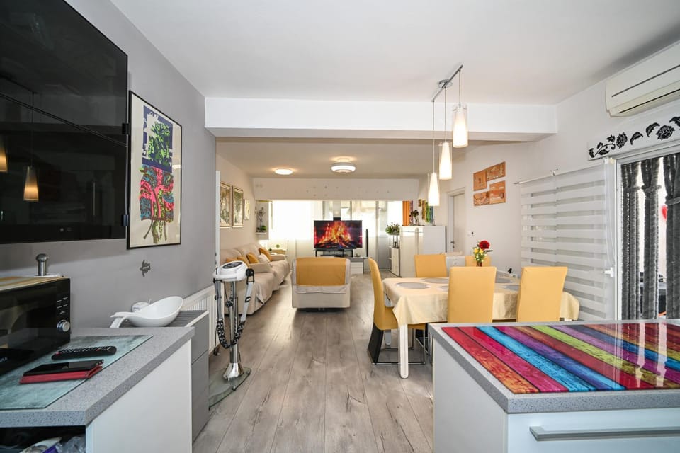 TV and multimedia, Kitchen or kitchenette, Living room, Seating area, Dining area, air conditioner