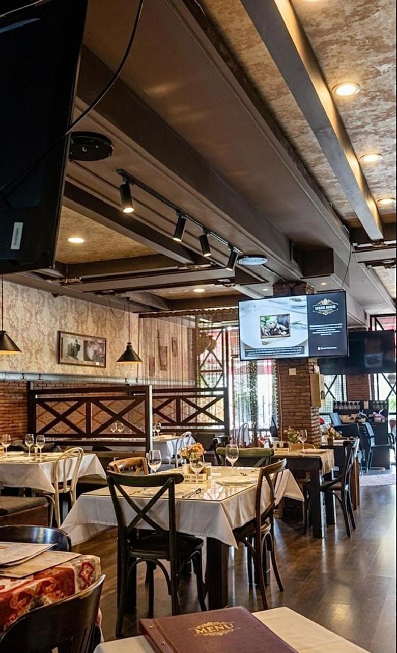 Restaurant/places to eat, Food and drinks, Banquet/Function facilities, Food