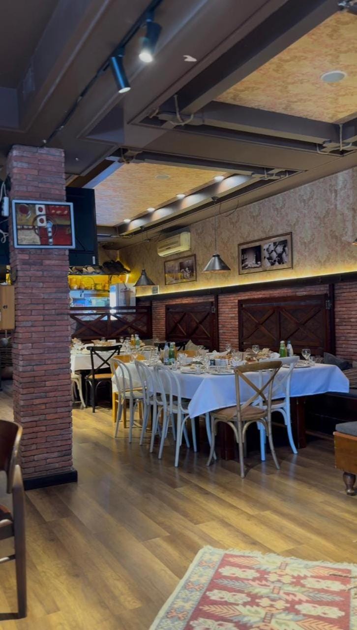 Restaurant/places to eat, Food and drinks, Banquet/Function facilities, Food