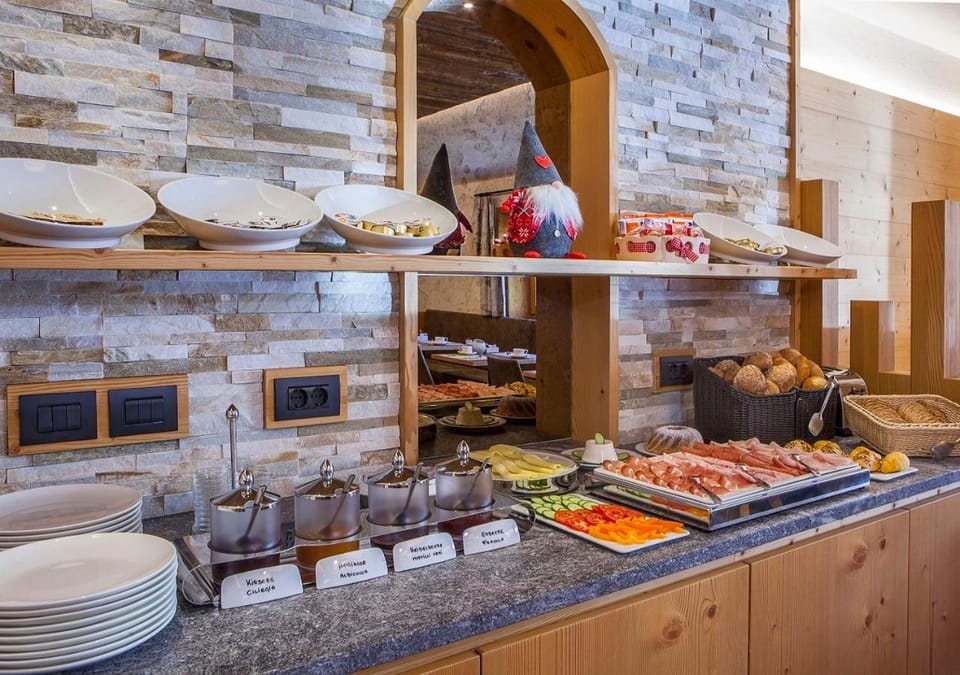 Restaurant/places to eat, Continental breakfast