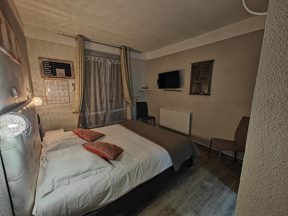 Bed, TV and multimedia, Bedroom