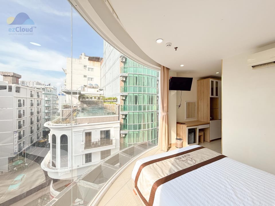 Communal lounge/ TV room, TV and multimedia, Balcony/Terrace, Photo of the whole room, Evening entertainment, Bedroom, City view, oven, air conditioner